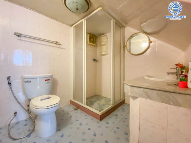 *****บ้านเดี่ยวมือสอง ! ม.ปรีชา พหลโยธิน87 เนื้อที่กว้างถึง 80.6 ตร.ว บ้านสวย สภาพดี พร้อมอยู่ เน้นความเป็นส่วนตัว รองรับทุกครอบครัวด้วยฟังก์ชั่น 3 ห้องนอน 3 ห้องน้ำ 2 ที่จอดรถ พิเศษสุดๆ โอนในปี 2564 นี้ รับทันทีทองคำแท่ง 10 บาท !! การเดินทางสะดวกสบายเข้าออกได้หลายเส้นทาง ใกล้รถไฟฟ้าสาย สีแดงเข้ม "สถานีหลักหก"